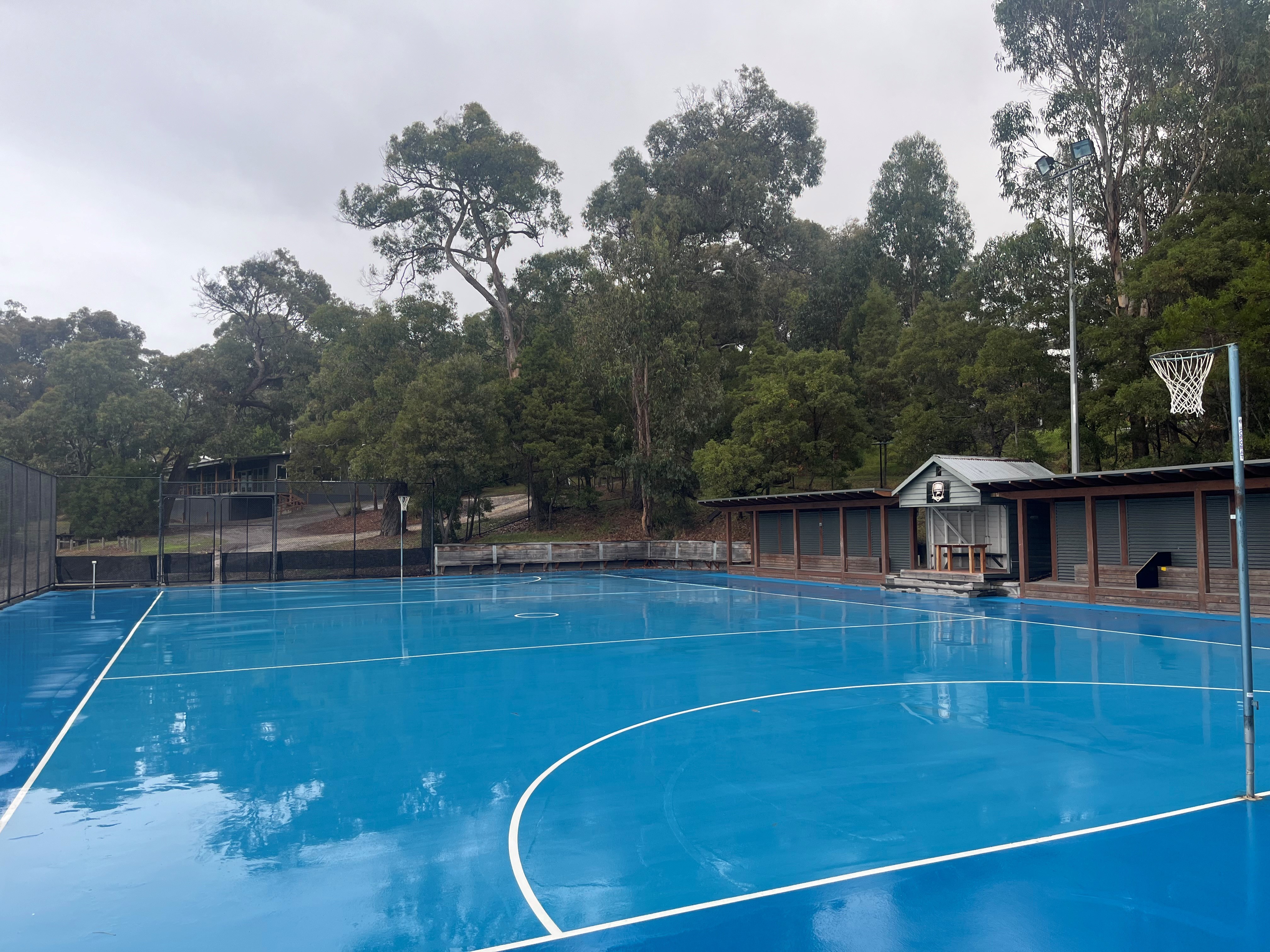 Lorne-Netball-Courts-with-bench.jpg